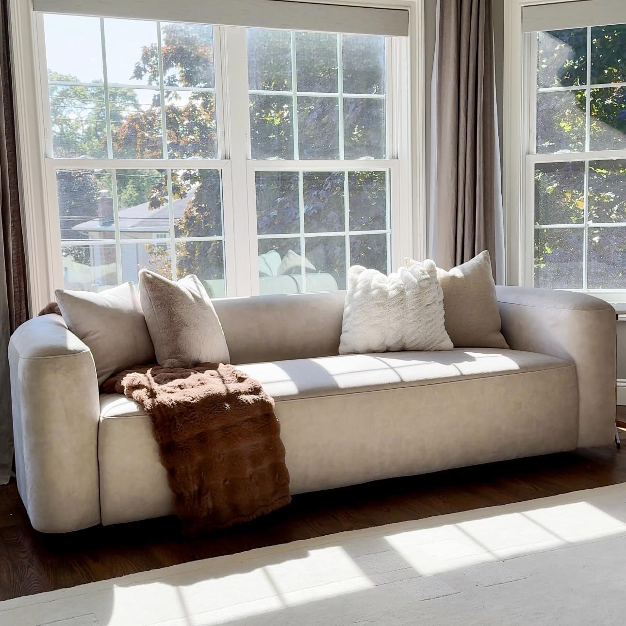 GoFurnitureHub Luxury Curved Velvet Sofa – Modern 3-Seater Minimalist Couch, Cream